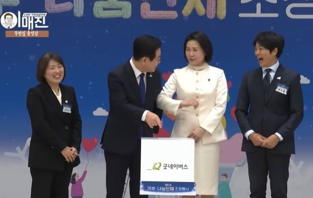 김혜경 여사가 이재명 대통령의 옆구리를 ‘쿡’ 찌르는 모습을 본 최수종이 웃고 있는 모습. KTV 이매진 유튜브 영상 캡쳐