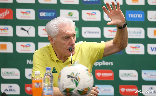 위고 브로스 남아공대표팀 감독은 최근 지각 합류한 수비수 음보카지를 향해 수위 높은 발언을 해 논란을 빚었다. 사진출처│남아공축구협회 홈페이지