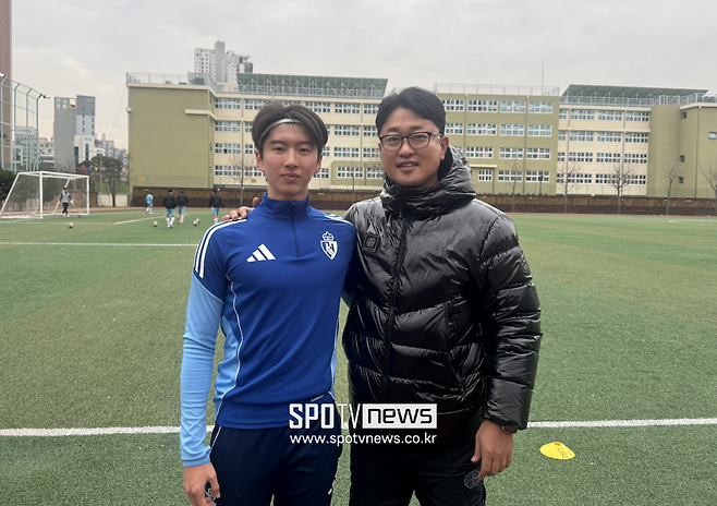 ▲ 동래고 윙어 조주원과 이승엽 감독(왼쪽부터)