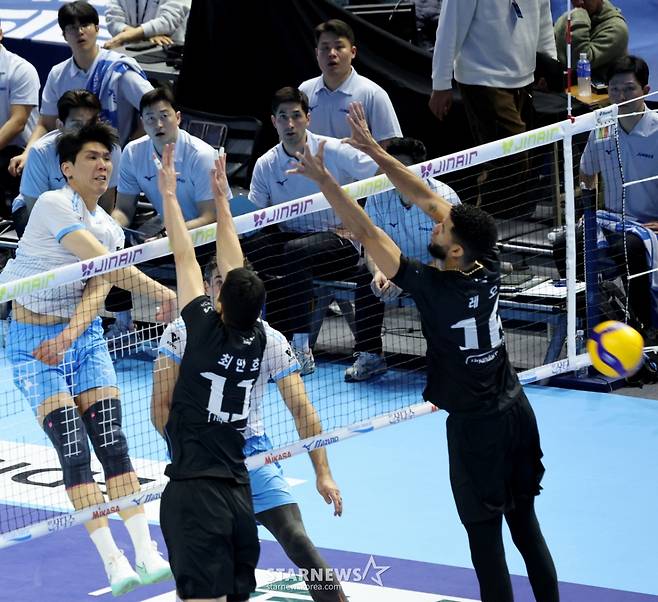 [한번에쓱]'소문난 잔치1-2위전이었건만' 현대캐피탈 3-0셧아웃시킨 대한항공