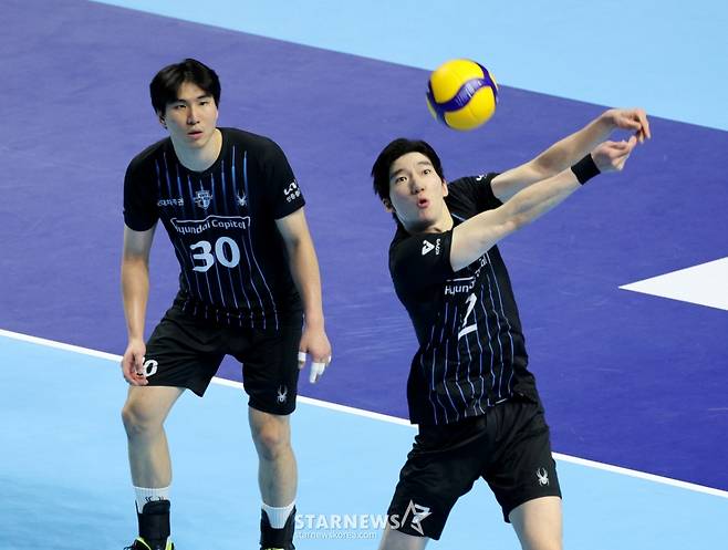 [한번에쓱]'소문난 잔치1-2위전이었건만' 현대캐피탈 3-0셧아웃시킨 대한항공