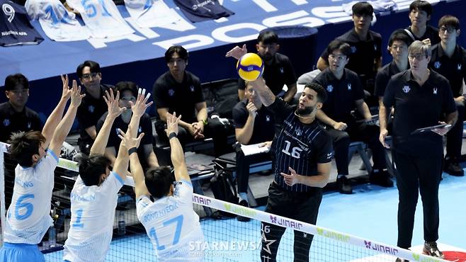 [한번에쓱]'소문난 잔치1-2위전이었건만' 현대캐피탈 3-0셧아웃시킨 대한항공