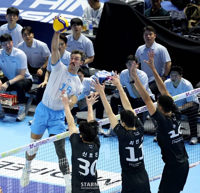 [한번에쓱]'소문난 잔치1-2위전이었건만' 현대캐피탈 3-0셧아웃시킨 대한항공