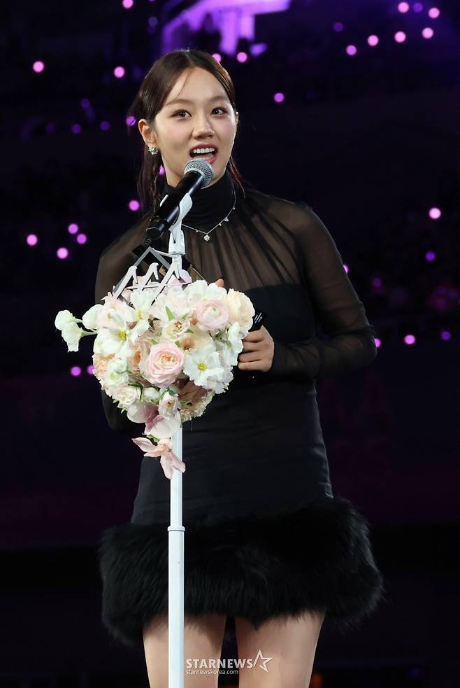 배우 아혜리가 6일 가오슝 내셔널 스타디움에서 진행된 스타뉴스 주최 '10주년 아시아 아티스트 어워즈 2025(10th Anniversary Asia Artist Awards 2025, '10주년 AAA 2025')에서 베스트 엑터상 수상 후 소감을 밝히고 있다. /사진=김진경 kim.jinkyung@