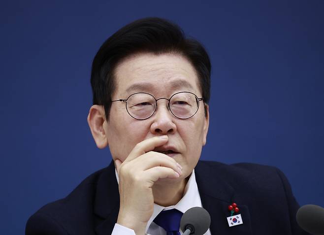 이재명 대통령이 16일 세종시 정부세종컨벤션센터에서 열린 보건복지부(질병관리청)·식품의약품안전처 업무보고에서 정은경 보건복지부 장관의 발언을 듣고 있다. [사진 | 뉴시스]