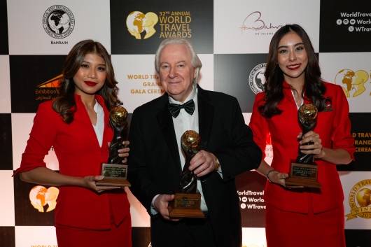 에어아시아는 12년 연속 세계 최고 저비용항공사 자리를 지켰다. WTA그레이엄 쿡 창립자(가운데)가 에어아시아 승무원들과 기념사진을 촬영하고 있다 / WTA