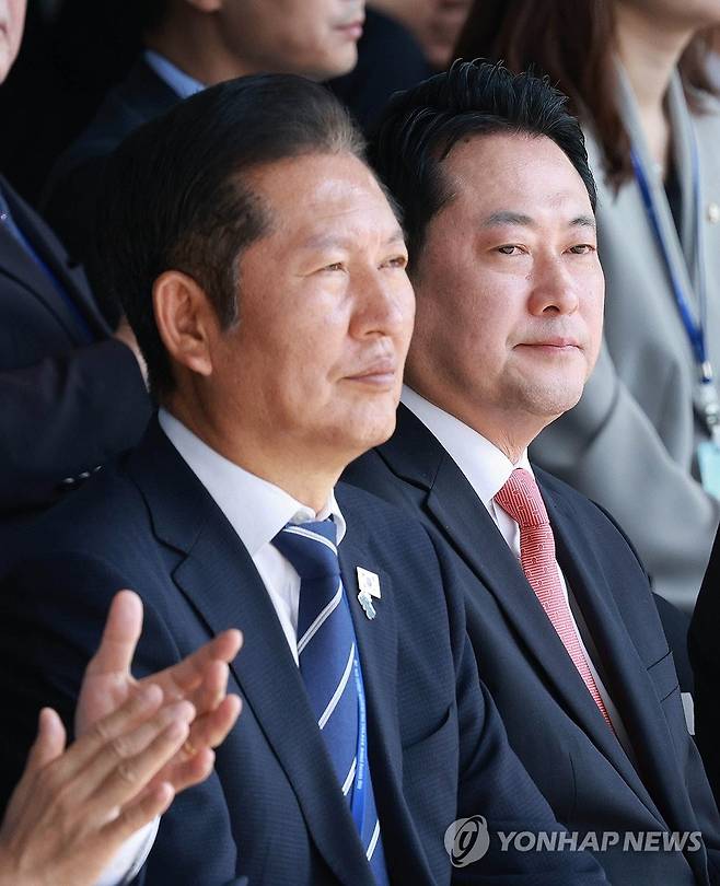 말 없는 여야 대표 (계룡=연합뉴스) 김도훈 기자 = 더불어민주당 정청래 대표(왼쪽)와 국민의힘 장동혁 대표가 1일 충남 계룡대 대연병장에서 열린 건군 77주년 국군의 날 기념행사에 참석해 자리에 앉아 있다. 2025.10.1 superdoo82@yna.co.kr