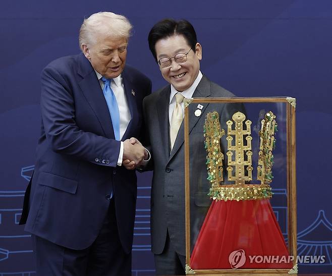 '천마총 금관 모형'과 한미 정상 [대통령실통신사진기자단. 재판매 및 DB 금지]