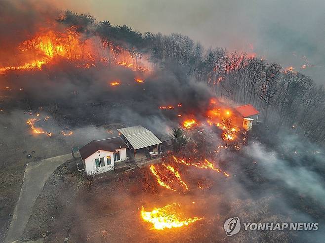 산불에 초토화된 민가 경북 의성군 대형 산불 발생 사흘째인 지난 3월 24일 의성군 옥산면 전흥리에서 강풍을 타고 번진 산불이 민가를 덮치고 있다. [연합뉴스 자료사진]