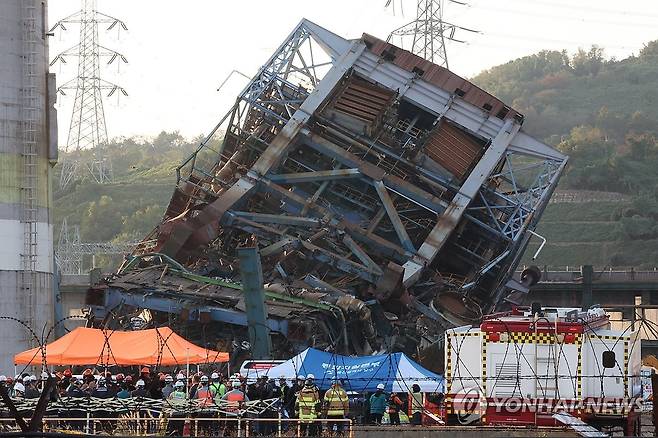 울산화력발전소 붕괴 현장 지난 11월 6일 울산 남구 용잠동 한국동서발전 울산발전본부 울산화력발전소에서 60m 높이 보일러 타워가 무너져 있다. [연합뉴스 자료사진]