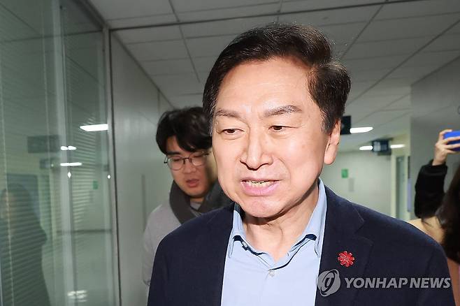 국회의원회관 사무실 도착한 김기현 의원 (서울=연합뉴스) 신현우 기자 = 김건희특검이 '로저비비에 클러치백 수수 의혹'과 관련해 국민의힘 김기현 의원실과 자택 등에 대해 압수수색에 착수한 17일 국회의원회관 내 사무실에 김 의원이 도착하고 있다. 2025.12.17 nowwego@yna.co.kr