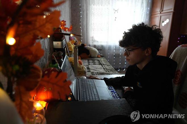 컴퓨터 앞에 앉은 15세 청소년 보흐단 [AFP 연합뉴스. 재판매 및 DB 금지]
