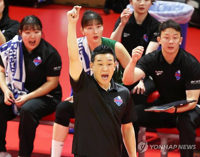 환호하는 여오현 감독대행 (광주=연합뉴스) 조남수 기자 = 17일 광주 서구 페퍼스타디움에서 열린 프로배구 V리그 여자부 페퍼저축은행과 IBK기업은행의 경기. IBK기업은행 여오현 감독대행이 기뻐하고 있다. 2025.12.17 iso64@yna.co.kr