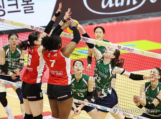 네트를 사이에 놓고 공방 (광주=연합뉴스) 조남수 기자 = 17일 광주 서구 페퍼스타디움에서 열린 프로배구 V리그 여자부 페퍼저축은행과 IBK기업은행의 경기. IBK기업은행 킨켈라가 페퍼저축은행 조이의 블로킹 앞에서 공격하고 있다. 2025.12.17 iso64@yna.co.kr
