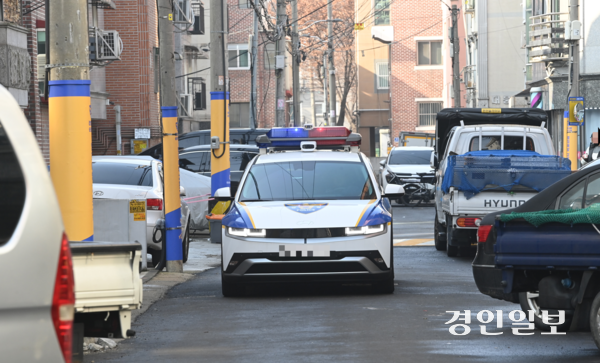 17일 안산시 아동 성폭행범 조두순 주거지 일대에 경찰이 순찰을 돌고 있다. 2025.12.17 /최은성기자 ces7198@kyeongin.com