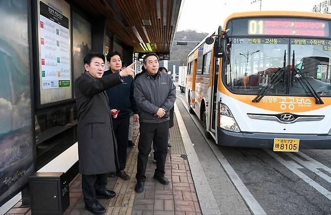 김동근 의정부시장이 버스 정류장을 방문, 현장 애로사항을 점검하고 있다. 사진=의정부시청
