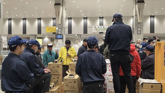 11월 26일 일본 도쿄도 고토구에 있는 도요스 중앙 도매시장 청과점에서 농산물 경매가 진행되고 있다.  /사진=이은지 기자