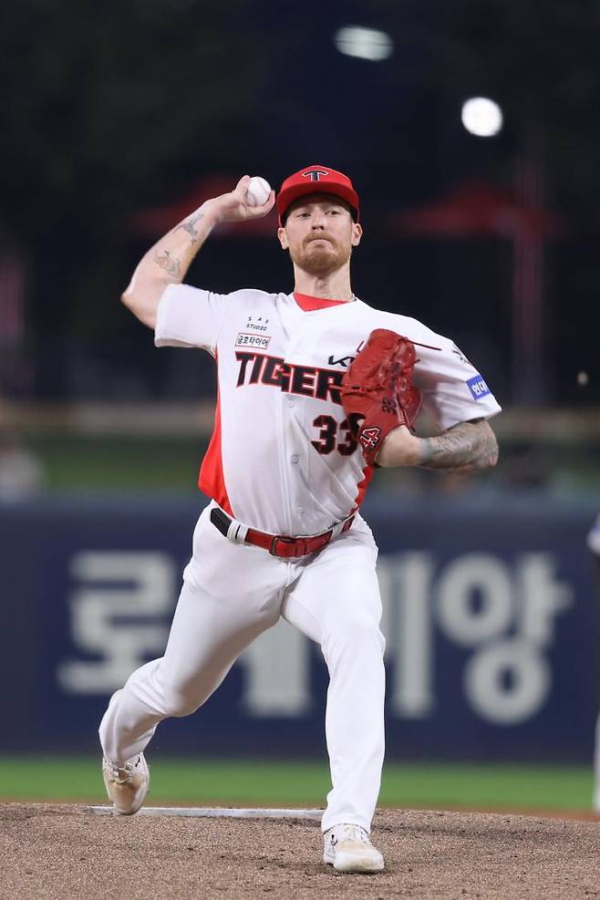사진은 KIA타이거즈 선발투수 아덤 올러가 지난 10월 1일 광주 기아챔피언스필드에서 열린 kt와의 홈 경기에서 역투하고 있는 모습. /사진=KIA 타이거즈 제공