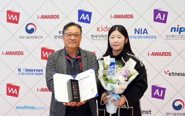 한창석(왼쪽) HS효성첨단소재 홍보담당 상무와 정한나 브랜드팀 프로가 ‘웹어워드 코리아 2025’ 최우수상을 받은 뒤 기념 촬영을 하고 있다. <HS효성 제공>