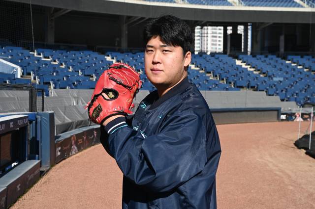 NC다이노스 신민혁이 18일 창원NC파크에서 경남신문과 인터뷰를 마치고 투구 포즈를 취하고 있다.