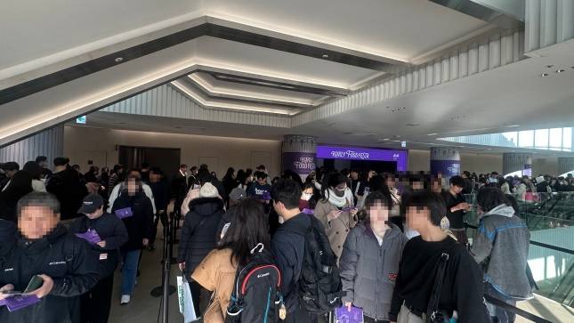 18일 오전 서울 강서구 코엑스 마곡 르웨스트에서 열린 '컬리푸드페스타 2025'에서 관람객들이 입장을 위해 줄을 서고 있다. / 사진=정혜인 기자 hij@