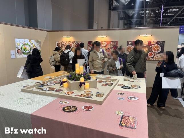 18일 오전 서울 강서구 코엑스 마곡 르웨스트에서 열린 '컬리푸드페스타 2025'에 마련된 '드림 테이블' 코너에서 관람객들이 컬리 추천 제품들을 살펴보고 있다. / 사진=정혜인 기자 hij@