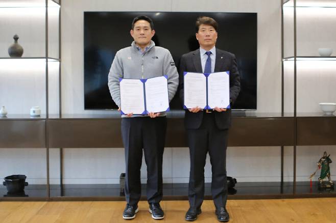 좌측은 동서화학공업 전상익 사장, 우측은 KG케미칼 김재익 대표.(사진=KG케미칼.)