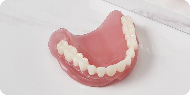 그래피의 3D 프린터용 치과용 레진 제품군 THD(TERA HARZ Hard Denture)로 제작한 틀니의 모습 (사진=그래피)