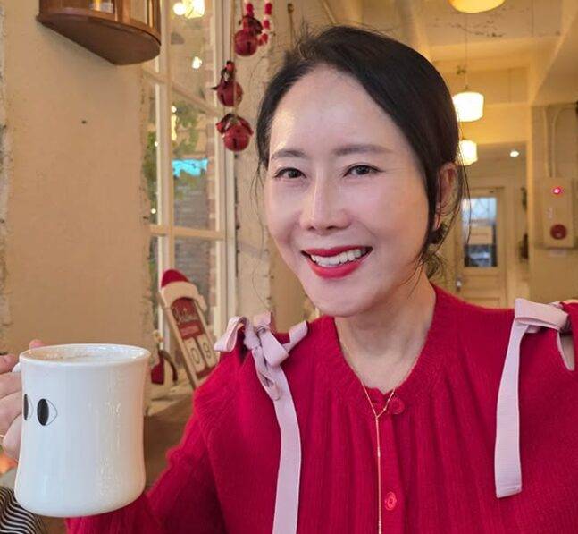 '2025년 12월 16일 보정 전혀 안 한 제 얼굴'이라고 윤영미가 올린 사진. 팽팽하고 갸름한 얼굴 라인이 돋보인다. 사진=윤영미 SNS