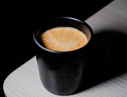 에스프레소 방식으로 뽑은 커피에 물을 탄 아메리카노 한 잔. 아메리카노 위에 뜬 거품(크레마) 속 '카페스톨' 성분은 에스프레소 특유의 진한 풍미와 바디감을 결정하는 핵심 요소다. 하지만 콜레스테롤 수치가 높은 고지혈증 환자에게는 해로울 수 있으니 조심해야 한다. 종이 필터에 거르는 드립 커피(Filtered coffee)로 바꿔 마시는 게 바람직하다. 사진=게티이미지뱅크