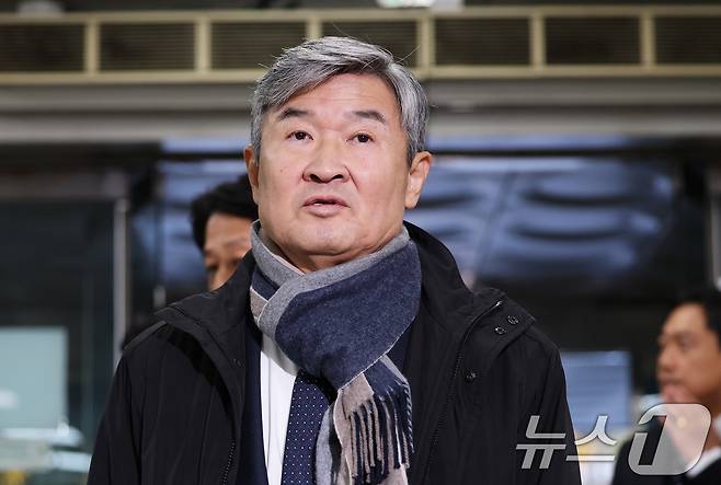 12·3 비상계엄 사태에 연루된 조태용 전 국가정보원장이 11일 오전 서울 서초구 서울중앙지방법원에서 열린 구속 전 피의자 심문(영장실질심사)에 출석하며 짧은 심경을 밝히고 있다. 2025.11.11/뉴스1 ⓒ News1 오대일 기자