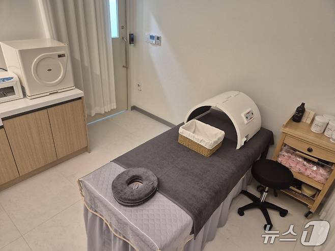18일 개장식을 갖고 내년 1월 1일 본격 운영에 들어가는 강원 영동 북부권 최초 공공산후조리 시설인 속초공공산후조리원 피부 관리실. 2025.12.18/뉴스1 윤왕근 기자