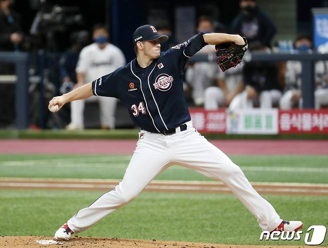 23일 오후 서울 구로구 고척스카이돔에서 열린 프로야구 2020 신한은행 SOL KBO 포스트시즌 한국시리즈 5차전 두산 베어스와 NC 다이노스의 경기에서 두산 선발 플렉센이 3회말 힘차게 공을 던지고 있다. 2020.11.23/뉴스1 ⓒ News1 김진환 기자