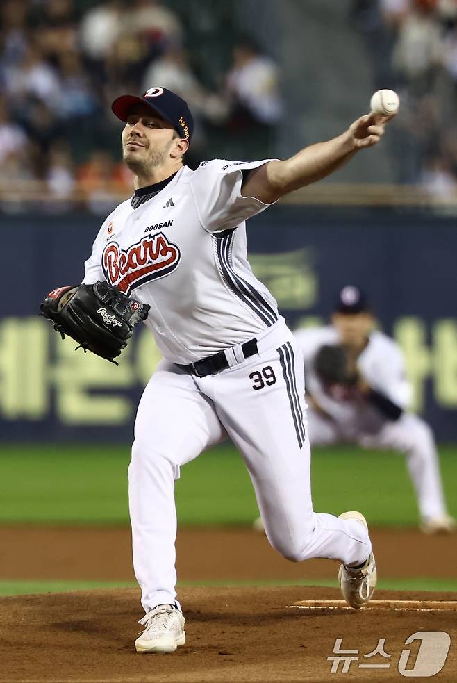 25일 오후 서울 송파구 잠실야구장에서 열린 프로야구 '2025 신한 SOL뱅크 KBO 리그' 한화 이글스와 두산 베어스의 경기에서 두산 선발 잭 로그가 역투하고 있다. 2025.9.25/뉴스1 ⓒ News1 김민지 기자