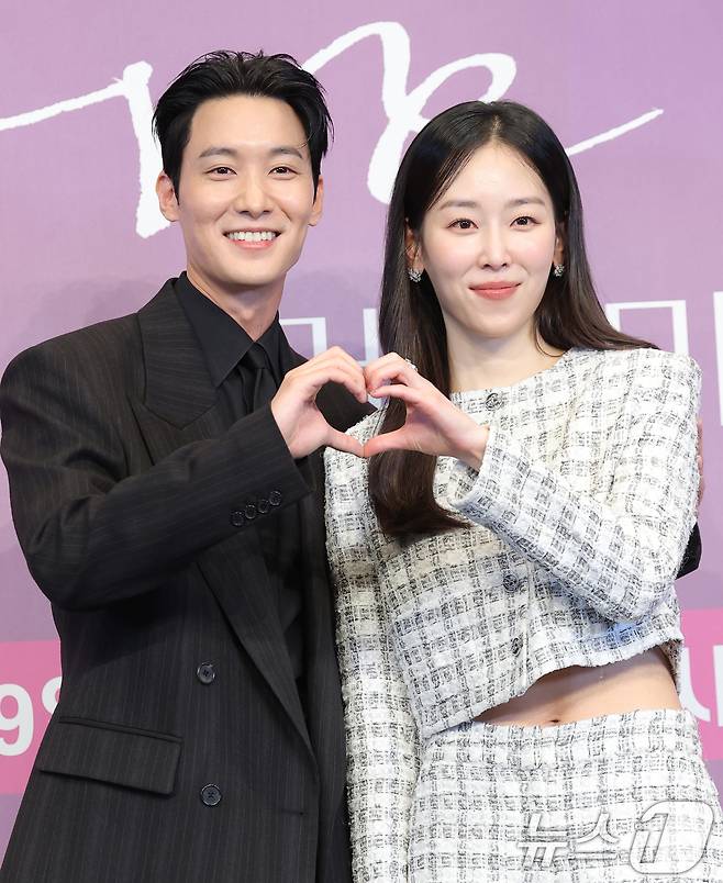 배우 장률과 서현진(오른쪽)이 18일 서울 구로구 더 링크 서울 트리뷰트 포트폴리오 호텔에서 열린 JTBC 새 금요시리즈 ‘러브 미’ 제작발표회에 참석해 포즈를 취하고 있다. ‘러브 미'(극본 박은영·박희권/연출 조영민)는 내 인생만 애틋했던, 조금은 이기적이라 어쩌면 더 평범한 가족이 각자의 사랑을 시작하며 성장하는 이야기를 그린 작품이다. 2025.12.18/뉴스1 ⓒ News1 권현진 기자