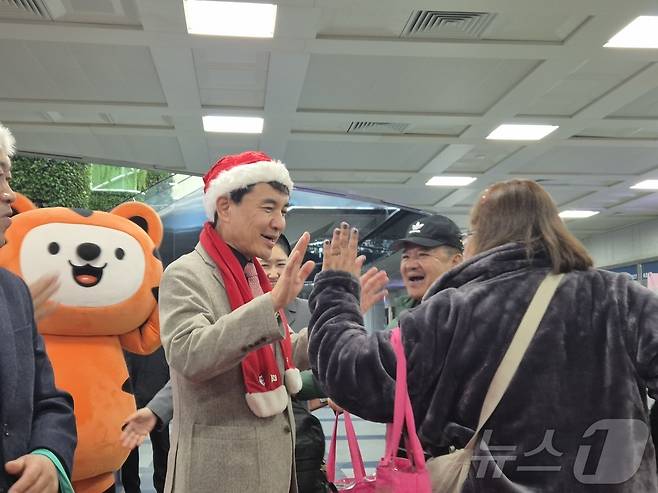 18일 강원 양양국제공항 입국장에서 김진태 강원도지사가 산타 복장을 한 채 필리핀 단체 관광객을 환영하고 있다. 이날 필리핀 마닐라에서 도착한 관광객 173명은 '동계시즌 양양~필리핀 전세기' 운항을 통해 입국한 1차 단체팀으로, 강원도는 이들을 대상으로 꽃다발 증정, 기념품 전달, K-POP 공연 등 대규모 환영행사를 진행했다.2025.12.18/뉴스1 ⓒ News1 윤왕근 기자