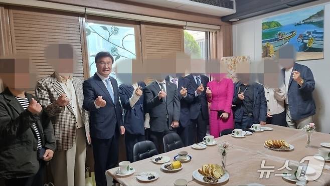 지난해 통일교 계열의 한 교회에서 열린 차담회에서 김대식 의원 등 참석자들이 기념 촬영을 하고 있다. (독자 제공. 재판매 및 DB금지)