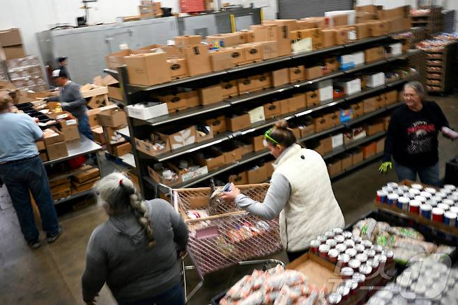 31일(현지시간) 미국 연방정부의 셧다운(일시 업무 정지) 사태가 수주째 계속되는 가운데 콜로라도주 커머스시티의 긴급 식품은행에서 자원봉사자들이 식료품 카트를 준비하고 있다. 2025. 10. 31. ⓒ 로이터=뉴스1 ⓒ News1 양은하 기자