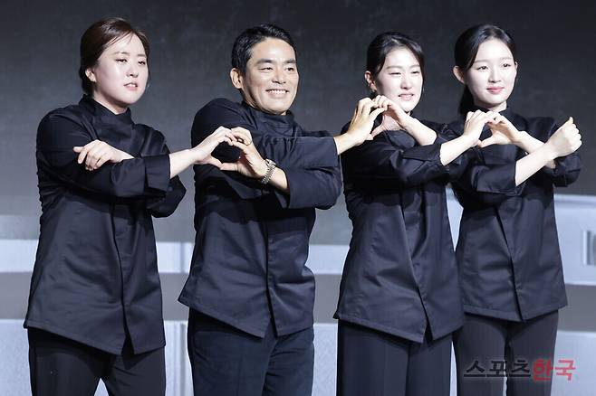 '흑백요리사: 요리 계급 전쟁2' 제작발표회에 참석한 '흑수저 셰프 '프렌치 파파, 중식 마녀, 술 빚는 윤주모, 아기 맹수 . 25.12.17 ⓒ이혜영 기자 lhy@hankooki.com