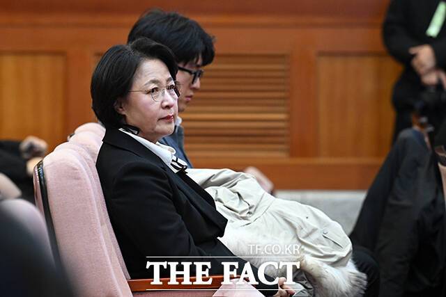 추미애 국회 법제사법위원장 조지호 경찰청장 탄핵심판 사건 선고기일에 참석하고 있다.