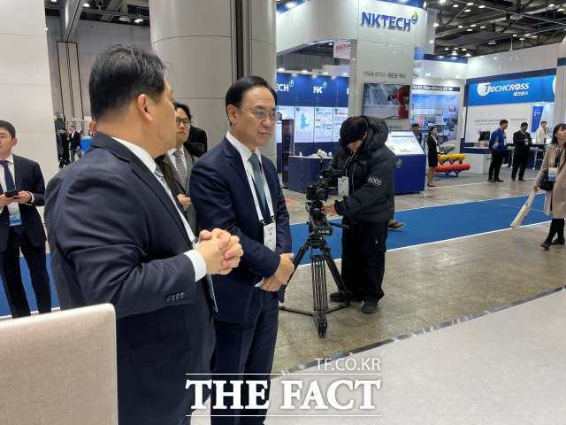 이용배 현대로템 대표이사 사장이 지난 4일 경기 고양 킨텍스에서 열린 월드 하이드로젠 엑스포 2025 개막식에 앞서 현대차그룹 부스 내 현대로템 전시 내용을 살피는 모습. /최의종 기자