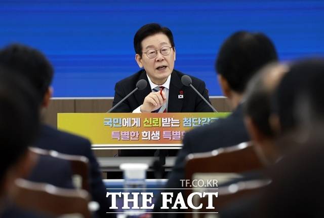 이재명 대통령이 18일 용산구 국방부에서 열린 국방부·국가보훈부·방위사업청·병무청 업무보고에서 발언하고 있다. /뉴시스