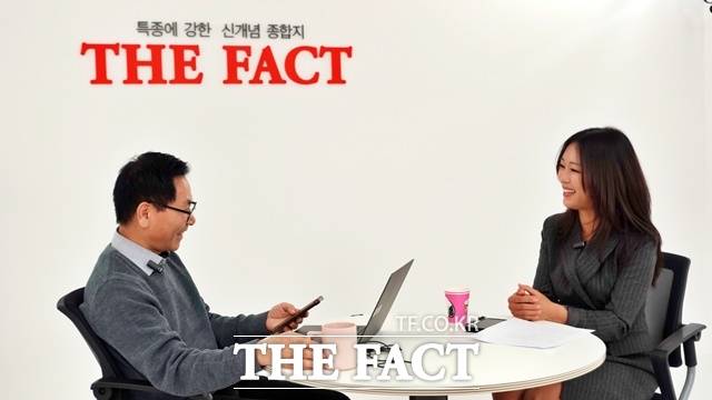17일 오후 더팩트 스튜디오에서 만난 박혜신은 "음악은 엄마 뱃속에서 태교를 들으며 익숙해진 내몸의 일부"라며 "무대 위에선 진정성 있는 모습으로 팬들과 교감한다"고 말했다. /이상빈 기자