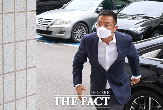 윤관 블루런벤처스 대표가 지난 9월 서울 양천구 서울남부지법에서 열린 주식 부정 거래 혐의 3차 공판에 출석하고 있다. /더팩트 DB