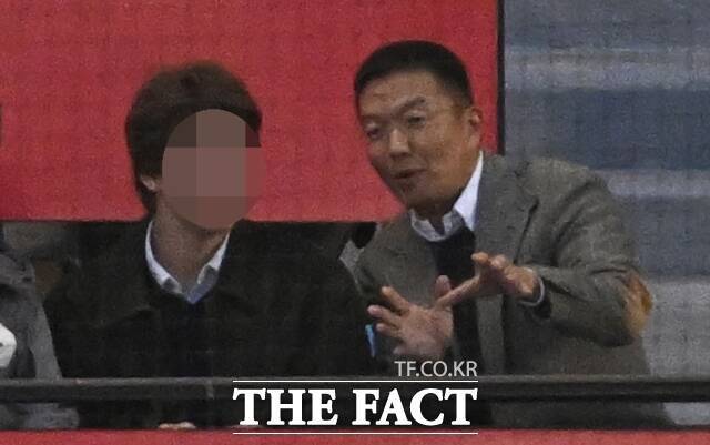 윤관 블루런벤처스 대표가 지난 3월 서울 송파구 잠실야구장에서 열린 2025 KBO리그 한화 이글스와 LG 트윈스의 경기를 관람하며 지인과 대화를 나누고 있다. /박헌우 기자