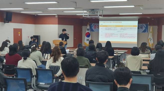 부산 기장군이 중대재해 예방을 위해 직원 대상 ‘원데이 안전교육’을 실시하고 있다.