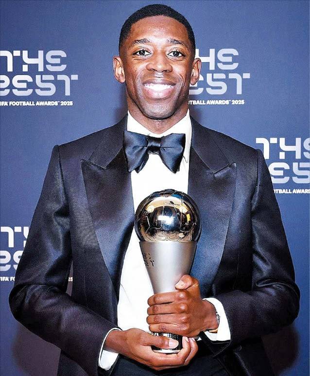 인스타그램우스만 뎀벨레가 ‘FIFA 올해의 선수’ 트로피를 들고 환하게 웃고 있다.