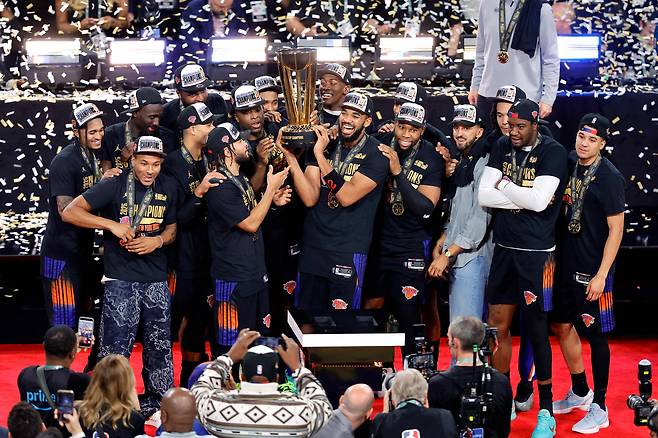 뉴욕 닉스 선수들이 17일 열린 NBA 컵 결승에서   샌안토니오 스퍼스를 꺾고 우승한 뒤 시상식에서 기뻐하고 있다. /AFP 연합뉴스