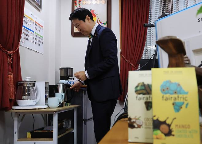 16일 오후 서울 용산구 주한 가나대사관에서 선교사 자녀로 태어나 한국인 최초로 가나대사가 된 최고조 대사가 본지 기자들을 위해 커피를 내리고 있다. /박성원 기자