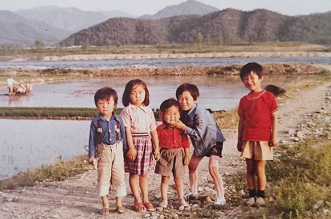 1980년 춘천 소양강에서 친형, 친누나, 동네 형들과 함께 찍은 사진. 가운데 빨간 옷을 입은 세 살 아이가 최고조 대사다. /주한 가나 대사관